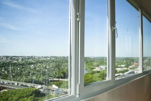 Як вибрати покращені склопакети для балкона