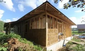 Тернопільець збудував житло із солом'яних тюків