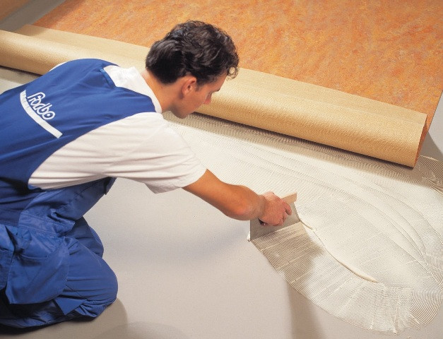 laying natural linoleum