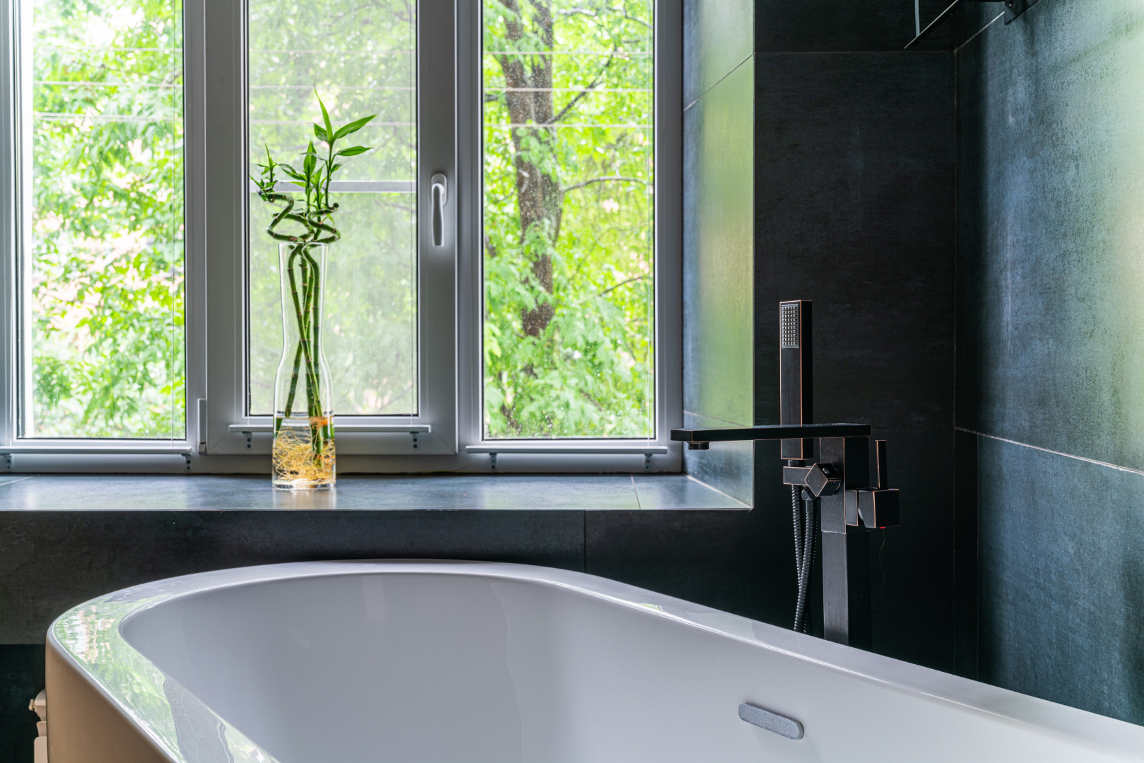 Materials for windowsills in the bathroom