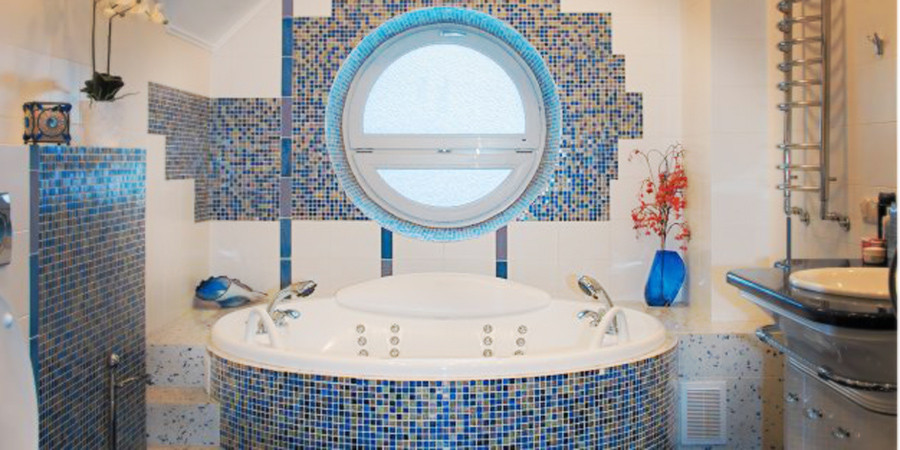 Design solutions for windows in the bathroom