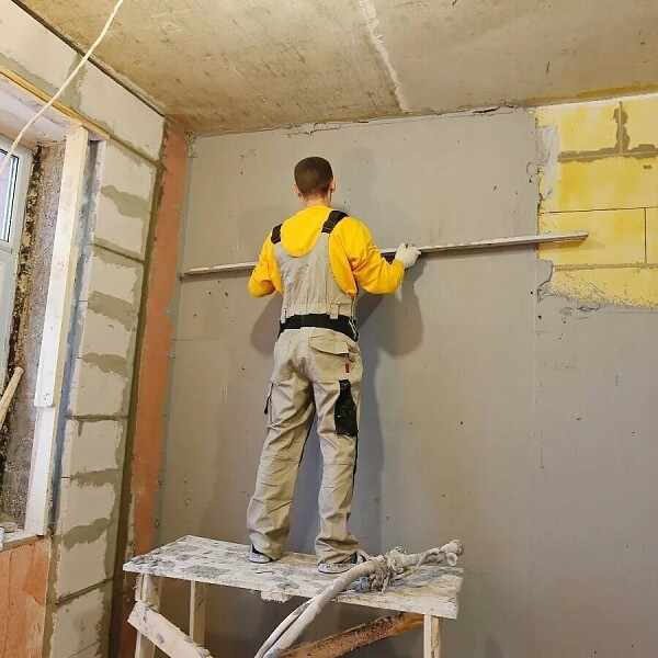Wall leveling with plaster